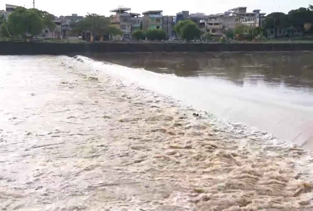 Chuva Deixa Fam Lias Desabrigadas Abre Crateras E Faz Rios