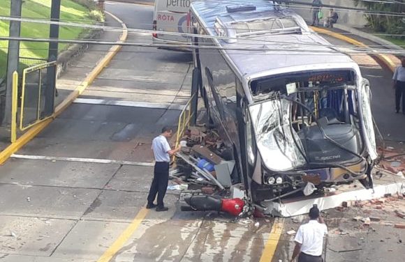 Ônibus desgovernado destrói guarita da Rota em Itabuna