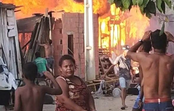 Casas são destruídas pelo fogo em  Pau Brasil; 25 pessoas estão desabrigadas