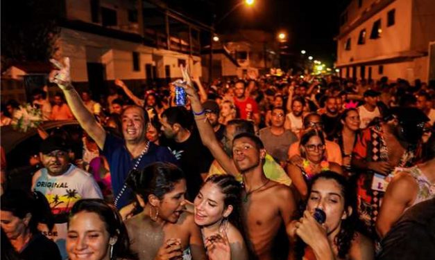 Bloco Zé Pereira embalou foliões na zona sul de Ilhéus