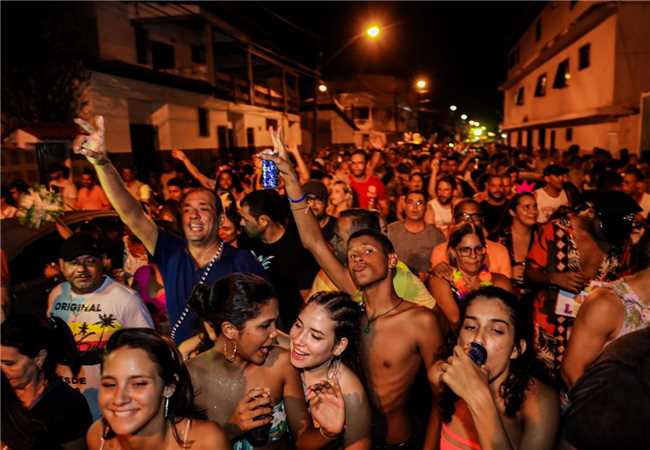 Bloco Zé Pereira embalou foliões na zona sul de Ilhéus