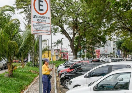 Justiça manda suspender contratação de monitores da Zona Azul e decreta indisponibilidade de bens de Fernando Gomes