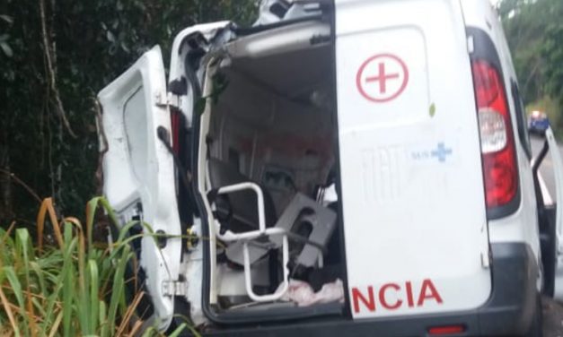 Ambulância que seguia para Itabuna se envolve em acidente na BR-101; três pessoas morrem