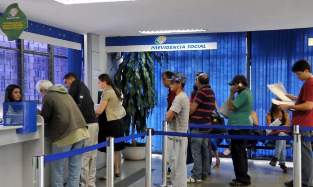 INSS vai contratar servidores aposentados para tentar reduzir fila; mais de 1 milhão de pessoas estão à espera de benefícios