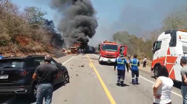 Motorista morre em acidente envolvendo três carretas; veículos pegaram fogo