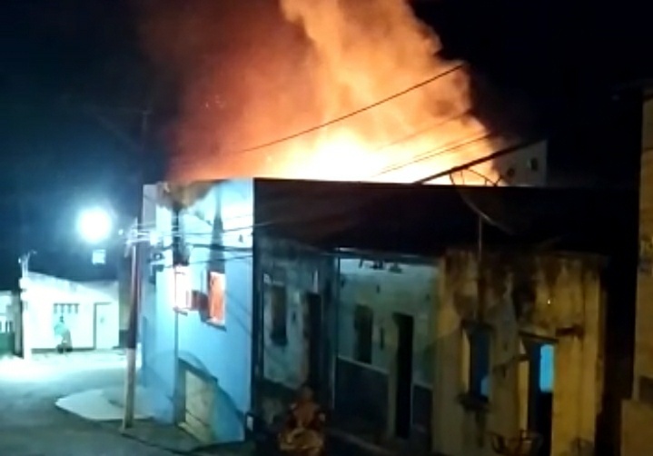 Prédio da prefeitura de São José da Vitória pega fogo; suspeita é de incêndio criminoso