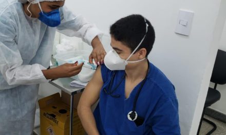 Hospital Regional Costa do Cacau vacina profissionais de saúde de linha de frente de combate à Covid 19