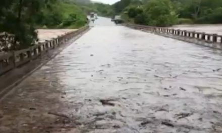 BR-101 é parcialmente interditada por causa das fortes chuvas que atingem o extremo sul da Bahia