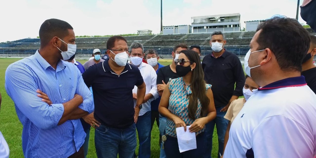 Prefeito Augusto Castro vistoria Estádio Luiz Viana Filho antes das obras de reforma