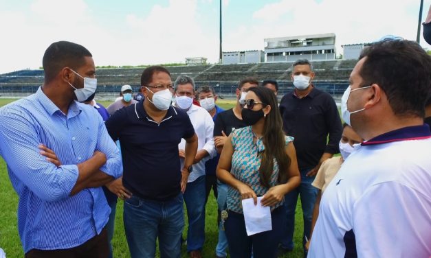 Prefeito Augusto Castro vistoria Estádio Luiz Viana Filho antes das obras de reforma