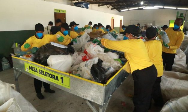 Prefeitura de Itabuna vacina agentes ambientais da Central de Triagem da Coleta Seletiva