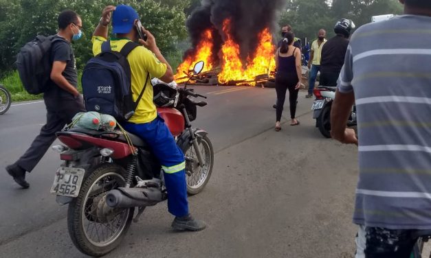 Vítimas das enchentes chegam ao 4º dia de protesto pelo direito ao cartão Auxílio Recomeço