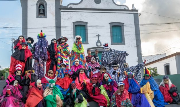 Itacaré: desfile dos “Caretas” mantém a tradição e a alegria do carnaval