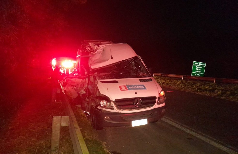 Batida entre carro da prefeitura de Poções e caminhão mata mulher que voltava de consulta médica; paciente tratava um câncer