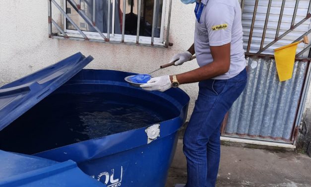 População é orientada a manter reservatórios limpos para evitar o Aedes aegypti em Itabuna