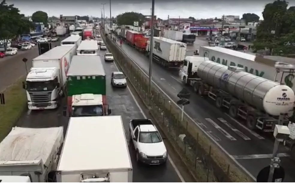 Caminhoneiros protestam contra o aumento no preço do combustível na Bahia