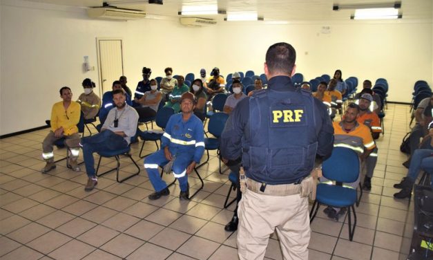 PRF BA ministra palestra com orientações de trânsito e prevenção de acidentes