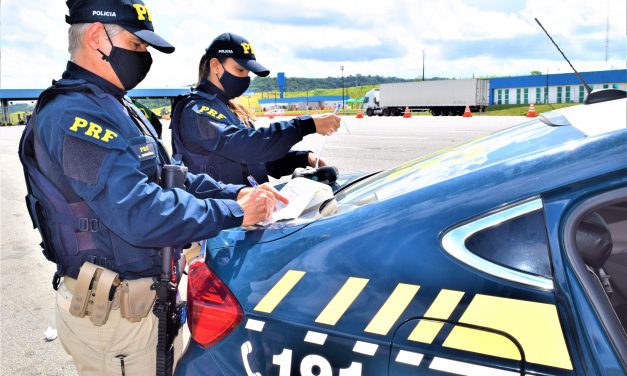 PRF flagra caminhoneiro com comprimidos de rebite e desrespeitando a Lei do descanso