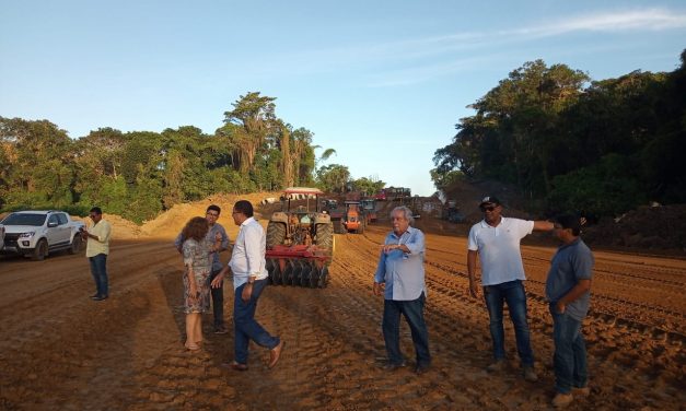 Augusto Castro e Paulo Magalhães visitam obras de implantação da BA-649