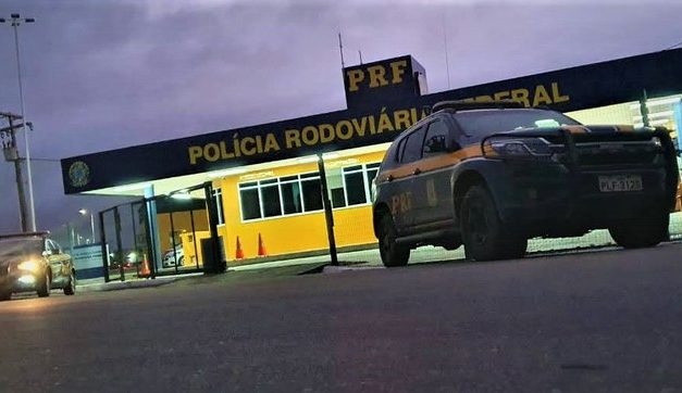 PRF BA realiza prisão por receptação de veículo roubado e apreende carga de cerveja com nota fiscal fraudada