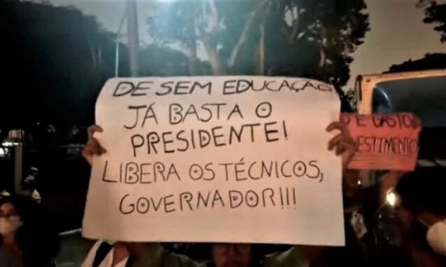 Alunos do curso de Comunicação Social fazem protesto em frente a UESC