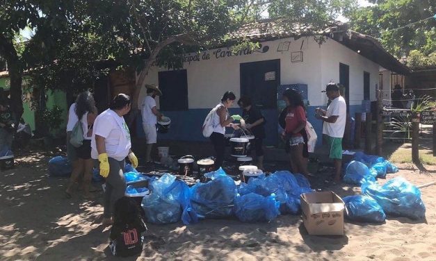 Praias de Caraíva recebem limpeza e ação de educação ambiental