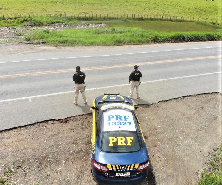 Carro abandonado às margens da BR-101 é apreendido pela PRF; veículo foi tomado de assalto horas antes em Itabuna