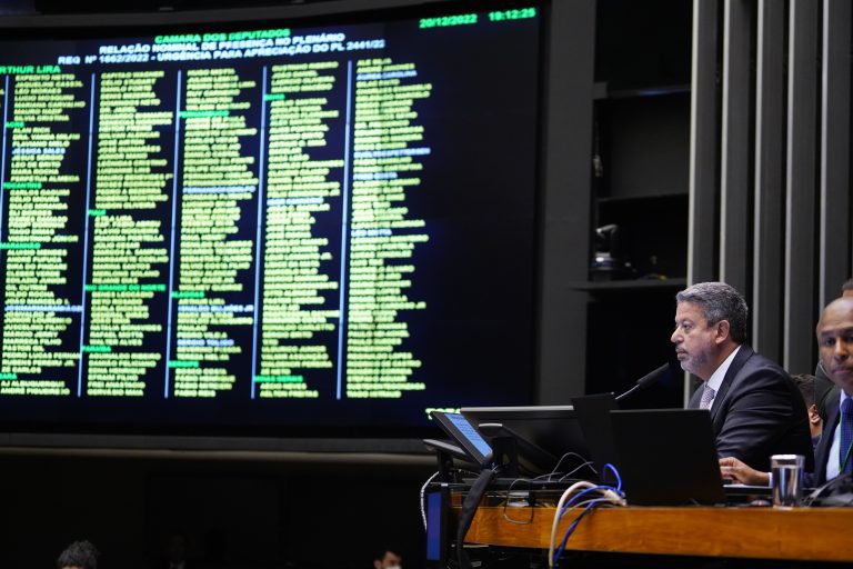 Deputados vão prosseguir nesta quarta-feira votação da PEC da Transição