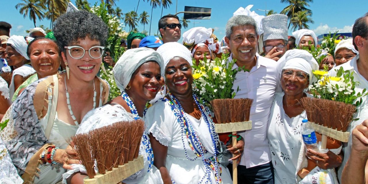 Governador Jerônimo Rodrigues participa da Lavagem de Itapuã, em Salvador