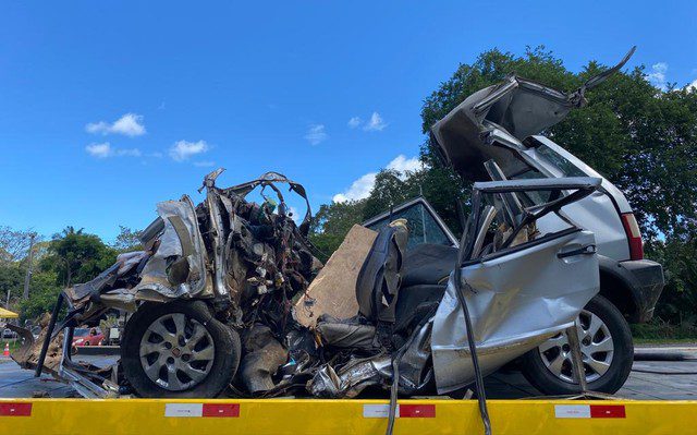 Arataca: batida entre carro e ônibus deixa seis pessoas mortas na BR-101