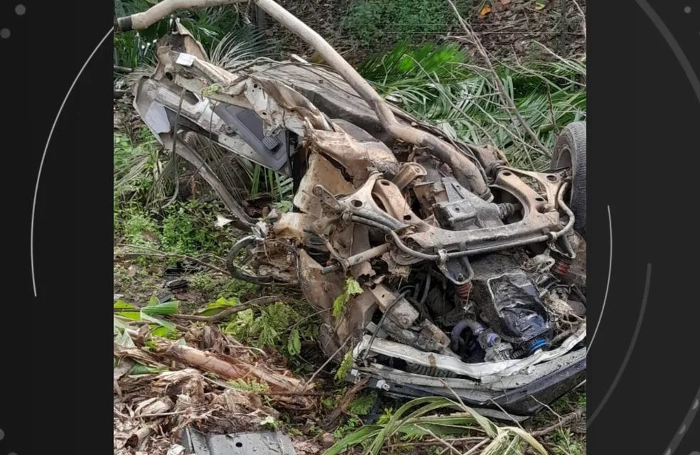 Homem morre e outro fica ferido após carro bater em uma árvore em Camacan