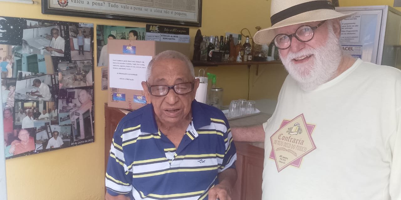 Homenageado com a Comenda Dedé do Amendoim, Walmir Rosário lança seus dois novos livros no Beco do Fuxico