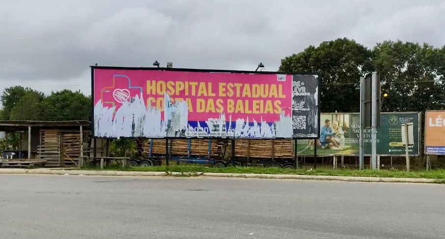 Vandalismo em outdoors do Hospital Estadual Costa das Baleias: polícia investiga o caso