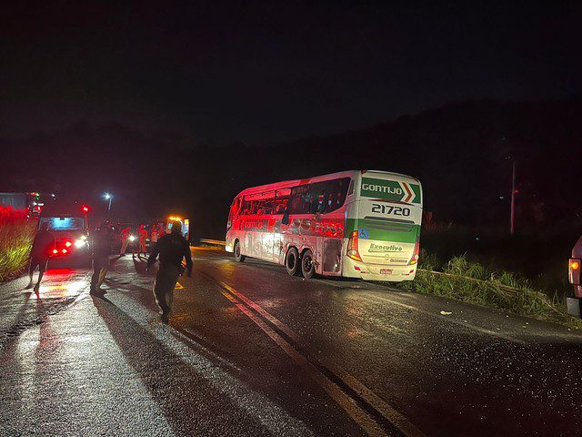 Acidente entre ônibus e carreta deixa quatro mortos na BR-101