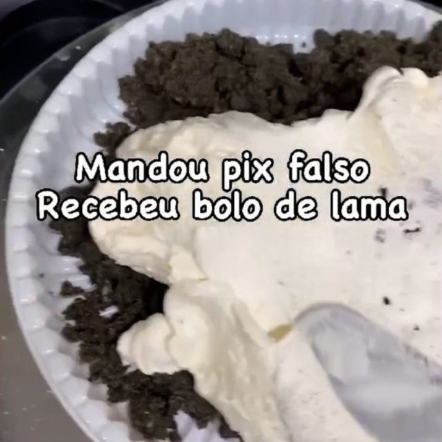 Confeiteira baiana recebe pix falso e ‘dá o troco’ com bolo de lama