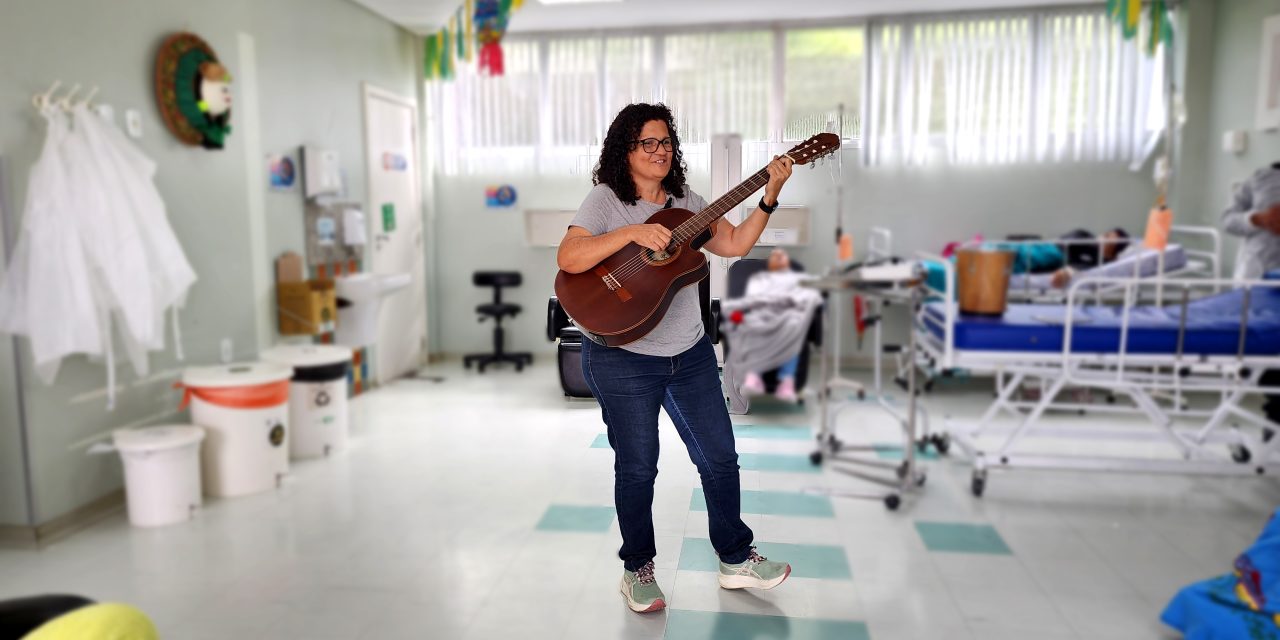 Paciente que superou câncer se torna voluntária e muda a rotina na Unidade de Quimioterapia através da música