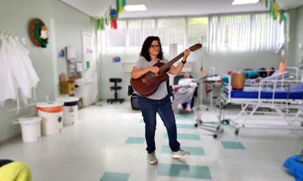 Paciente que superou câncer se torna voluntária e muda a rotina na Unidade de Quimioterapia através da música