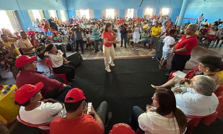 Em ato marcante, principais nomes do PCdoB da Bahia celebram apoio a Adélia