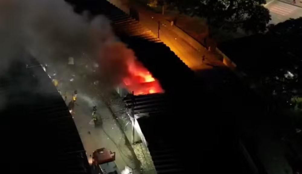 Incêndio destrói depósito de loja de espumas em Itabuna; prejuízo estimado é de R$ 200 mil