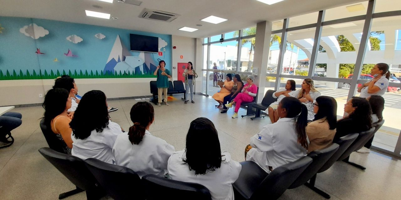 Musicista francesa faz apresentação inédita com a técnica de canto pré-natal para colaboradores e pacientes do Materno-Infantil de Ilhéus