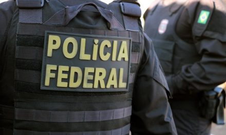 Polícia Federal cumpre mandados contra suspeitos de fraude em cartões de vacinação