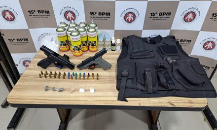 PM apreende pistolas e drogas no bairro Fonseca 