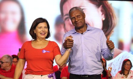 Adélia oficializa candidatura a prefeita de Ilhéus em grande festa, com presença de Jaques Wagner