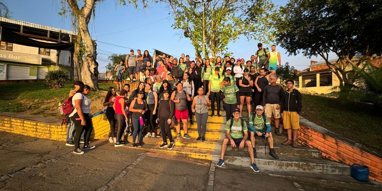 Turma da Caminhada faz trilha ecológica, planta árvores e homenageia casal “Amigos da Natureza”