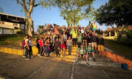 Turma da Caminhada faz trilha ecológica, planta árvores e homenageia casal “Amigos da Natureza”