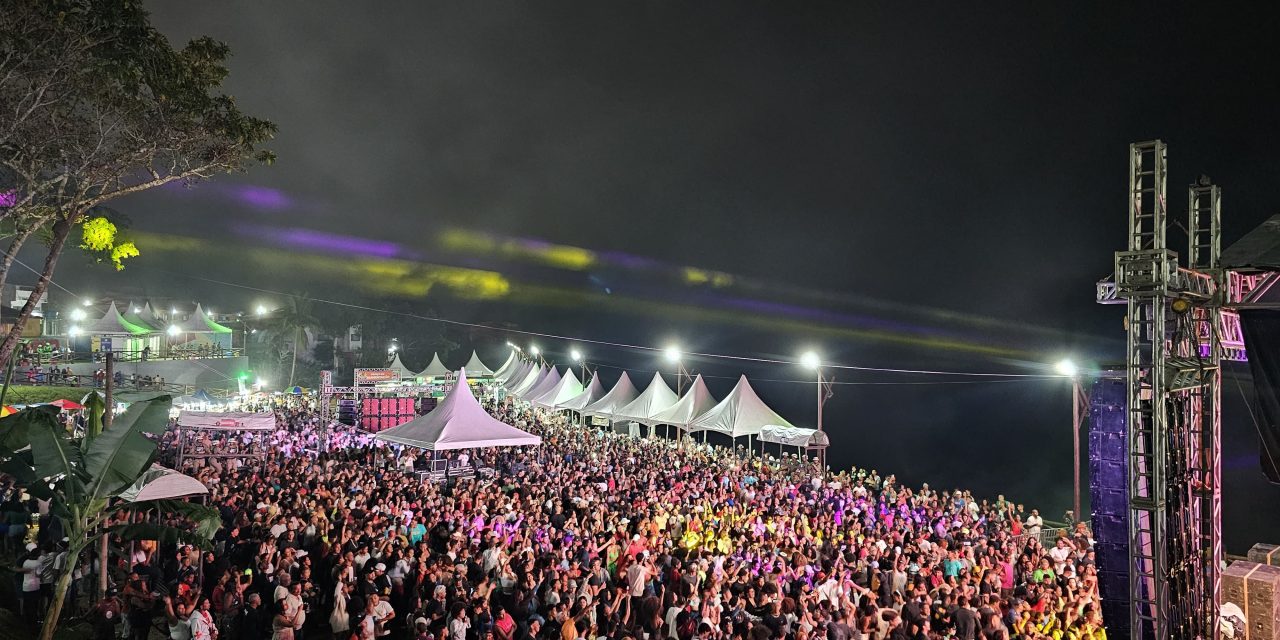 Milhares de foliões lotaram a Orla de Eventos na terceira noite da Micareta de Taboquinhas.