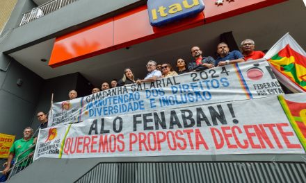 Com negociações emperradas, bancários fazem protesto e não descartam greve em setembro 