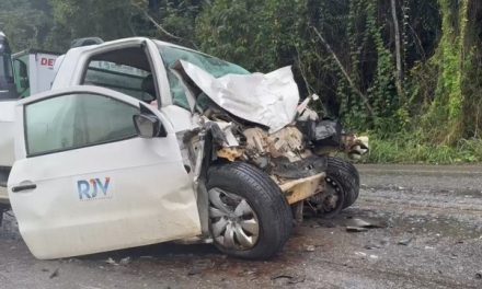 Motorista morre após batida entre dois carros e uma carreta no sul da Bahia