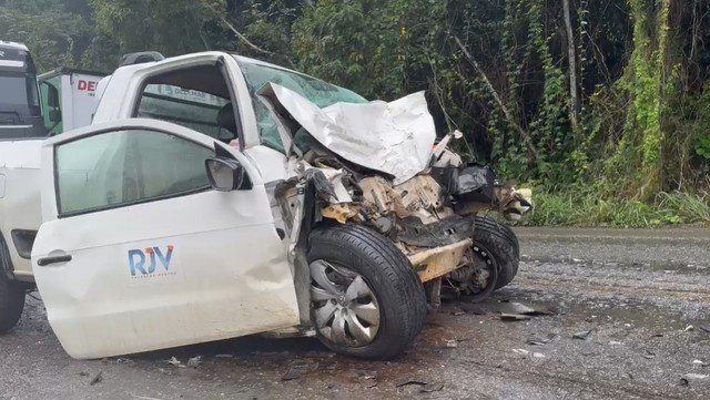 Motorista morre após batida entre dois carros e uma carreta no sul da Bahia