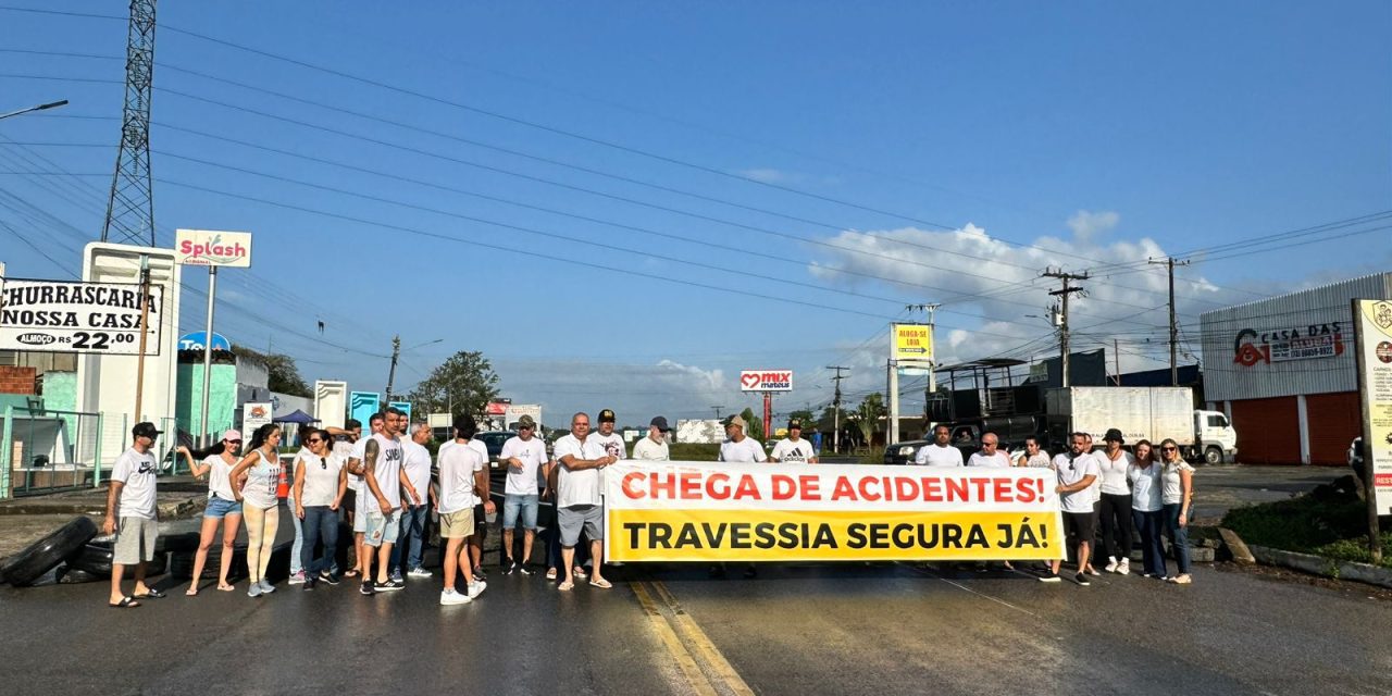 Moradores do Condomínio Jardim das Hortênsias interditam a BR-415 e pedem segurança no trânsito local